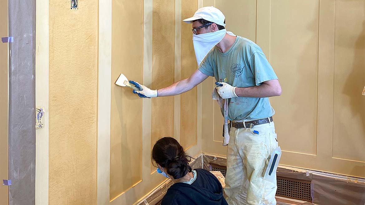 2 people applying plaster